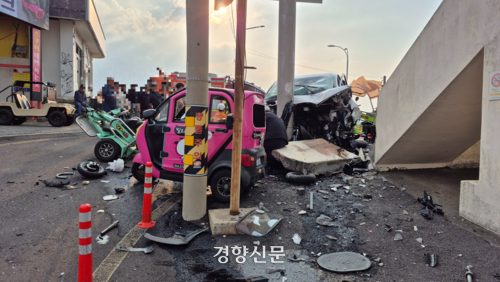 제주시 우도면 천진항에서 승합차가 대합실 방향으로 돌진하는 사고가 발생했다.독자 제공