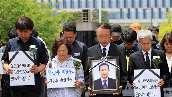 ‘태안화력 김충현 비정규직노동자 사망사고대책위’ 노동자와 유족(가운데)이 6월 한국서부발전에서 진상규명을 촉구하는 회견을 하고 있다. 김미숙 김용균재단 대표(왼쪽), 권영국 정의당 대표(오른쪽)도 참석했다.  서성일