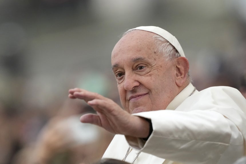 고 프란치스코 교황이 2024년 10월 23일(현지시간) 수요 일반 알현을 집전하기 위해 바티칸 성 베드로 광장에 다다르고 있다. AP연합뉴스