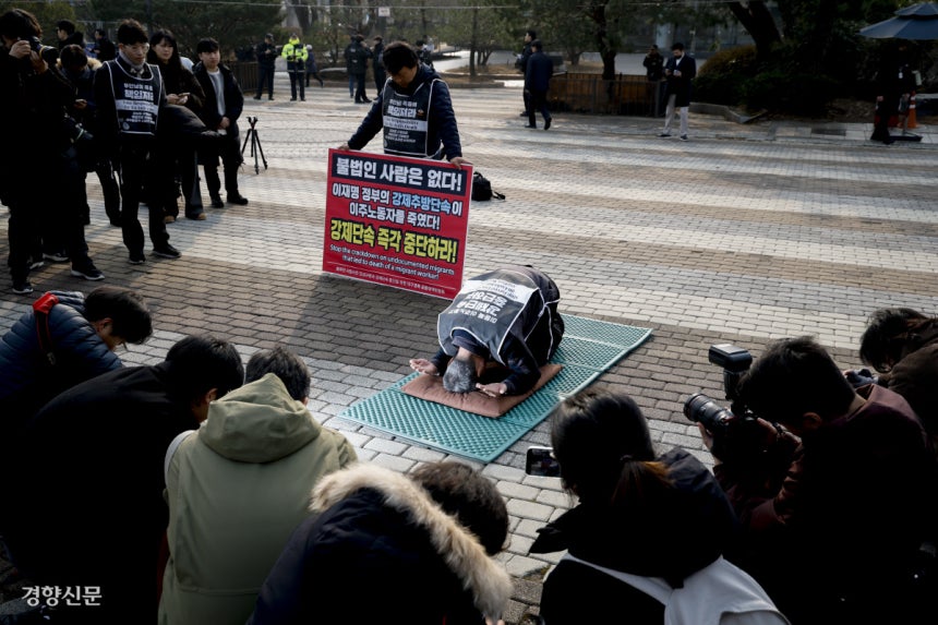 정부의 강제단속에 사망한 외국인 노동자 뚜안의 아버지가 29일 청와대 분수대 앞에서 진상규명을 촉구하며 108배를 하고 있다.문재원 기자