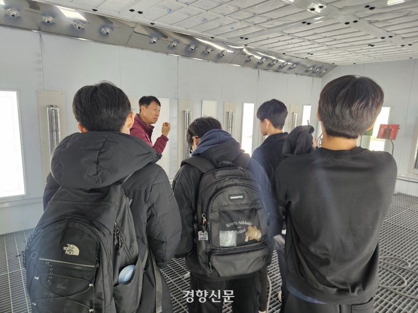 지난달 20일 권기승 직업계고 교사가 입학 상담을 위해 학교를 찾아온 중학교 3학년 학생에게 자동차과에 대한 설명을 하고 있다.김송이 기자