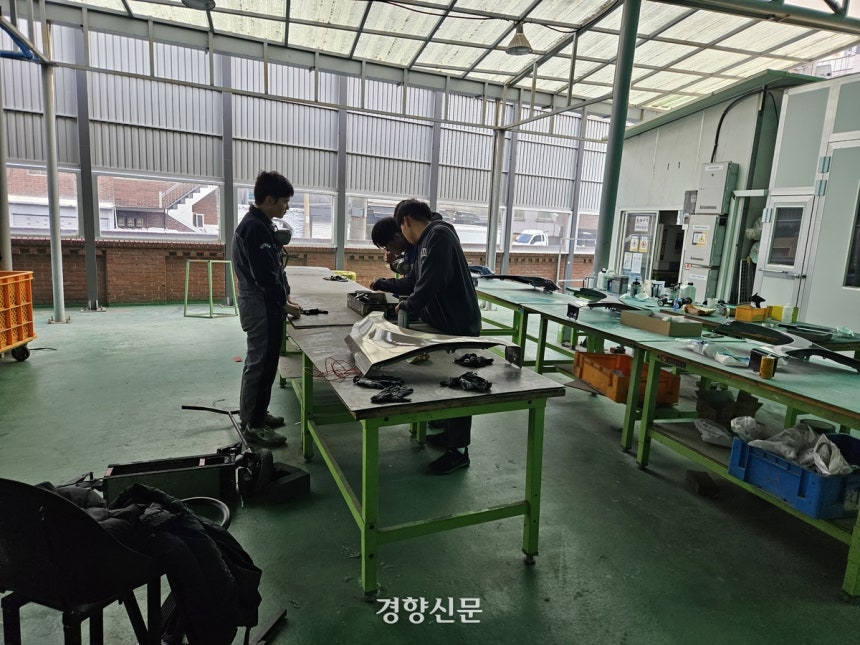 지난달 20일 서울의 한 특성화고에 재학 중인 3학년 학생들이 실습실에서 작업 중이다.이 학생들은 졸업 직후 취업 대신 대학 진학 등 다른 경로를 알아보고 있다고 했다.김송이 기자