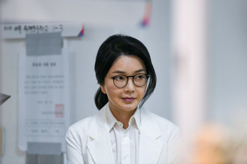 윤석열 전 대통령 배우자 김건희 여사가 제21대 대통령 선거일인 지난 6월3일 서울 서초구 원명초등학교에 마련된 서초4동제3투표소에서 투표하기 위해 줄을 서고 있다.사진공동취재단