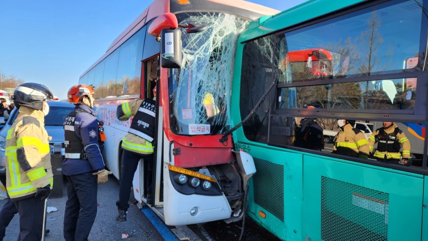 구조대원들이 30일 서울 강동구 버스·스포트유틸리티차량(SUV) 추돌사고 현장에서 구조작업을 벌이고 있다. 서울 강동소방서 제공