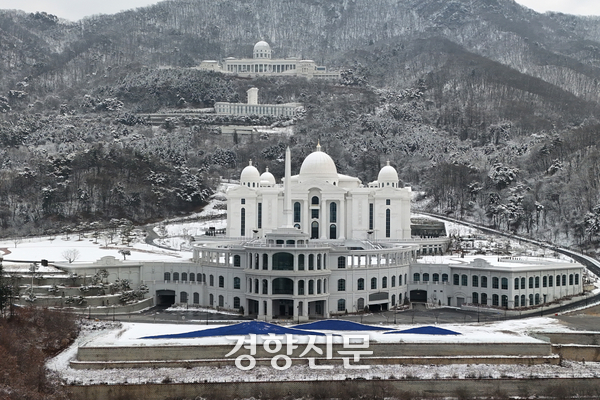 경찰이 정치권 금품수수 의혹과 관련해 통일교 전방위 압수수색을 진행한 지난 15일 경기 가평군 통일교 본부에 적막이 흐르고 있다.정효진 기자