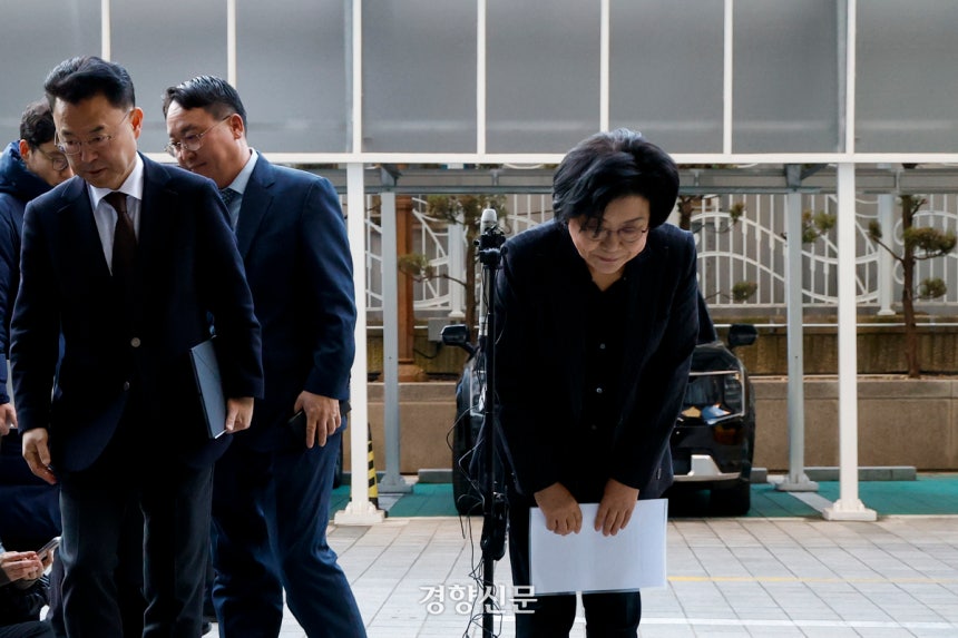 이혜훈 초대 기획예산처 장관 내정자가 30일 서울 중구 예금보험공사에 마련된 인사청문회 준비 사무실로 출근하며 과거 내란 옹호와 관련해 사과문을 읽고 허리 숙여 인사하고 있다.문재원 기자