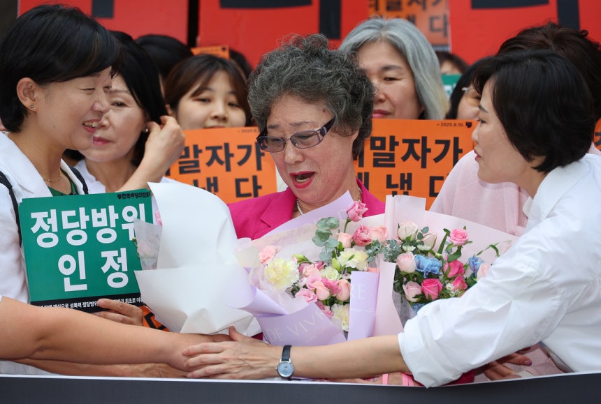 61년 전 자신을 성폭행하려던 남성의 혀를 깨물어 중상해 혐의 유죄 판결을 받았던 최말자(78)씨가 9월 10일 부산지법에서 열린 재심 선고 공판을 마친 뒤 꽃다발을 받고 있다.연합뉴스