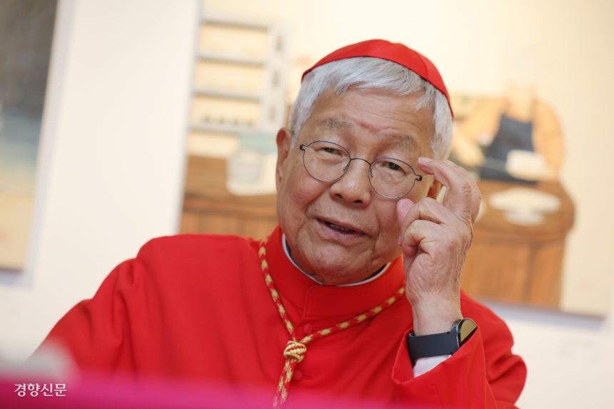 유흥식 추기경이 지난 22일 대전 중구 성심당문화원에서 경향신문과 인터뷰를 하고 있다.유 추기경은 이 시대를 살아가는 사람들에게 가장 필요한 덕목은‘경청’이라고 말했다.정효진 기자 hoho@kyunghyang.