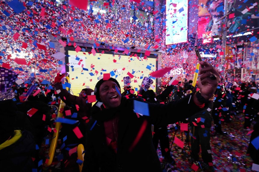 1일(현지시간) 미국 뉴욕 타임스스퀘어에서 시민들이 새해맞이 행사에 참여하고 있다.이날 수천 명의 인파가 몰렸으며 자정에 진행된‘볼 드롭’행사에서는 1t이 넘는 색종이가 쏟아졌다.AFP연합뉴스