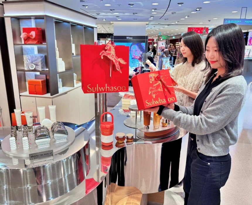 서울시 중구 소공동에 위치한 롯데백화점 본점 지하1층 설화수 매장에서 홍보 도우미들이 붉은 말의 해 프로모션 제품을 들여다보고 있다.롯데백화점 제공