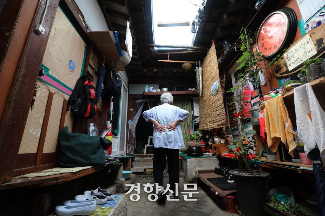 노인가구의 올해 기초연금 선정기준액은 단독 가구 기준 월 247만원이다.사진은 서울 종로구 창신동에서 한 주민이 방으로 들어가는 모습이다.김창길 기자