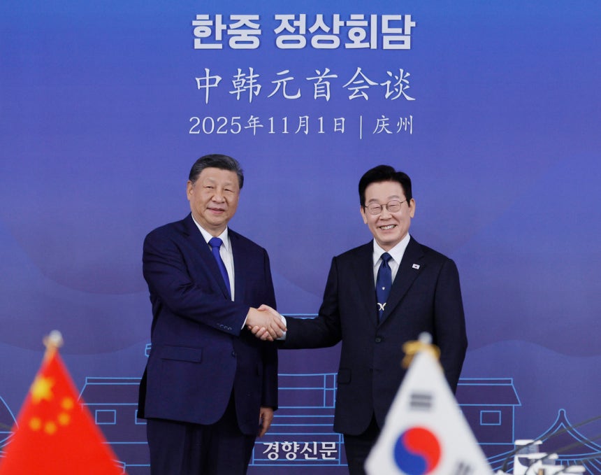 이재명 대통령과 시진핑 중국 국가주석이 지난해 11월 1일 경북 경주 국립경주박물관에서 열린 한중 정상회담에서 기념 촬영을 하고 있다. 김창길 기자