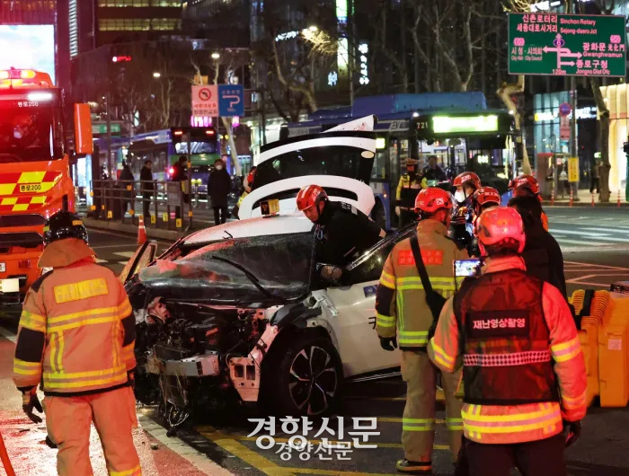 2일 오후 6시 5분쯤 서울 종로구 종각역 앞 도로에서 승용차 2대와 택시 1대가 잇따라 추돌하는 교통사고가 났다. 119 구조대원 등이 현장을 수습하고 있다. 정효진 기자