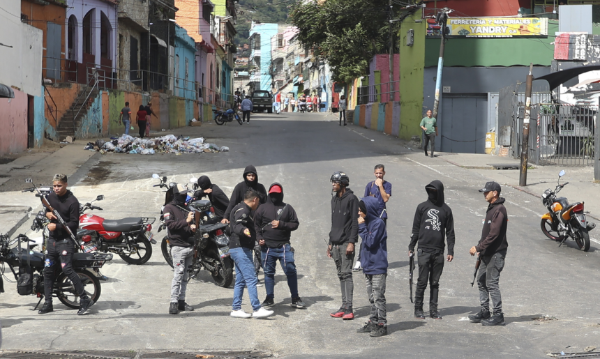 니콜라스 마두로 베네수엘라 대통령의 지지자들이 3일(현지시간) 무장을 한 채로 수도 카라카스의 대통령궁 주변에서 순찰을 돌고 있다.UPI연합뉴스