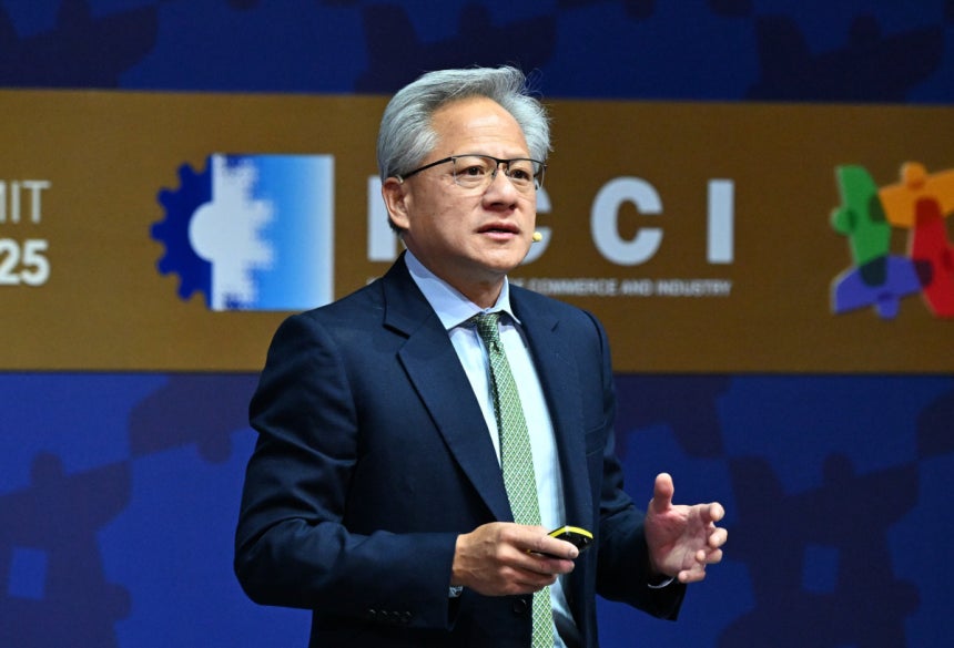 올해 CES 주제는‘혁신가들의 등장’(Innovators Show Up)으로,젠슨 황 엔비디아 최고경영자(왼쪽 사진)가 개막 전날인 5일(현지시간) 무대에 올라 특별 연설을 하며 LG전자는 양팔과 다섯 손가락을 