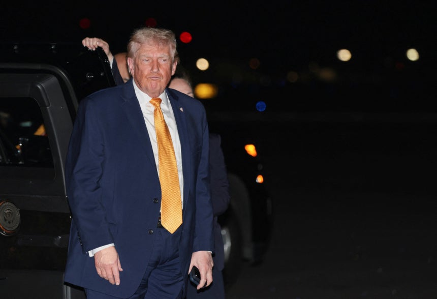 도널드 트럼프 미국 대통령이 4일(현지시간) 플로리다주 팜비치 국제공항에서 백악관으로 돌아가는 전용기 에어포스원에 탑승할 준비를 하고 있다.로이터연합뉴스