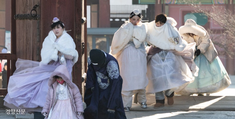 외국인 관광객들 “소한 추위 매섭네”[포토뉴스]