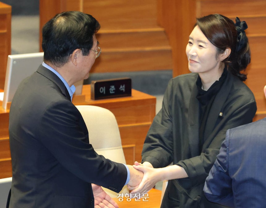 여성가족부 장관에 낙마한 강선우 당시 더불어민주당 의원이 지난해 8월5일 국회 본회의에 출석해 동료 의원들과 인사하고 있다.박민규 선임기자