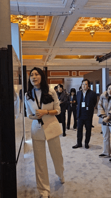 삼성전자가 CES 2026 개막 전날인 5일(현지시간) 미국 라스베이거스에서 최신 인공지능(AI) 기술이 적용된 냉장고를 선보이고 있다.최민지 기자