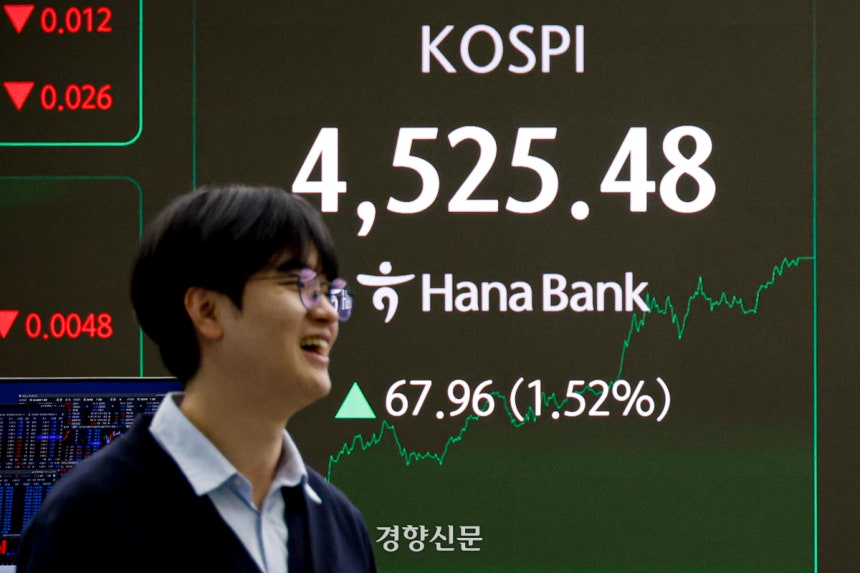 코스피가 사상 첫 4500을 돌파한 6일 서울 중구 하나은행 딜링룸 전광판에 종가가 표시돼 있다.문재원 기자