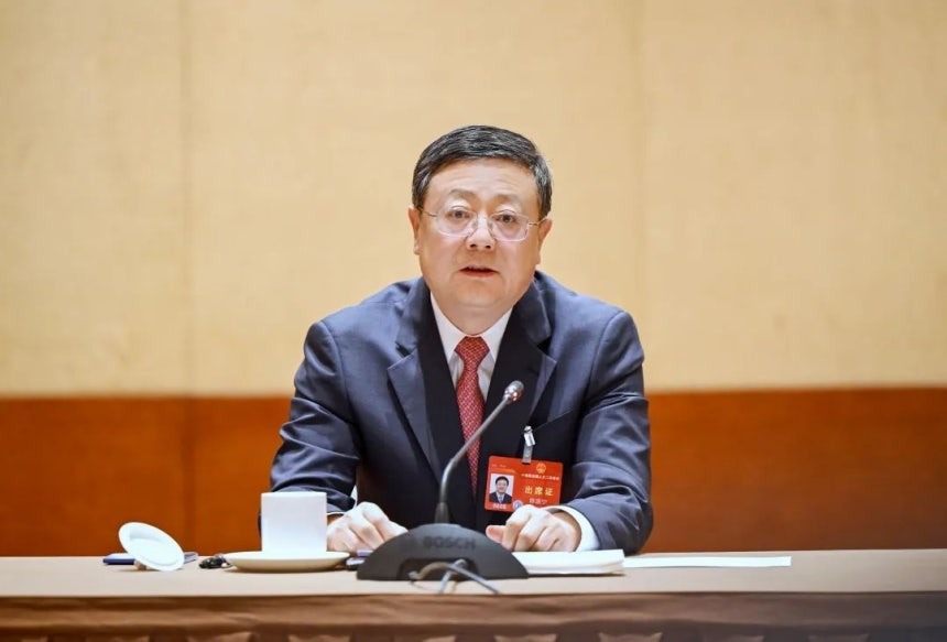 천지닝 상하이시 공산당 위원회 서기가 제14차 전국인민대표대회 제2차 회의 상하이 대표단 전체회의에 참석하여 정부 업무 보고를 듣고 있다.상하이시 보도자료.