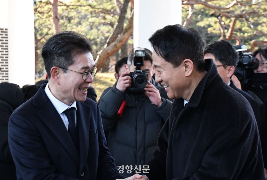 오세훈 서울시장(오른쪽)과 정원오 성동구청장이 새해 첫날인 1일 서울 동작구 국립서울현충원에서 현충탑에 참배를 마친 뒤 인사하고 있다.연합뉴스