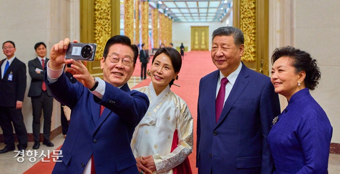 시진핑 “촬영 기술 좋으시네요”…이 대통령 “그때 선물로 주신 샤오미 폰”