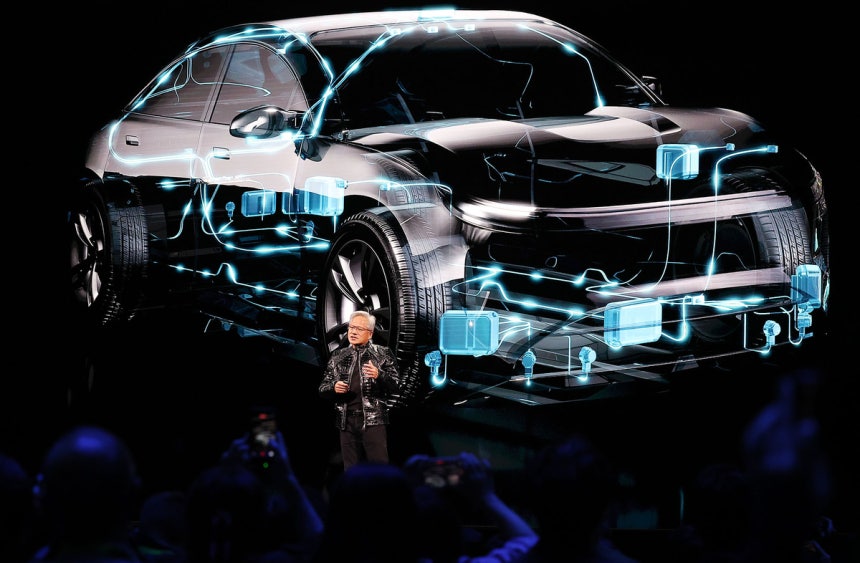 젠슨 황 엔비디아 CEO가 지난 5일(현지시간) 미국 네바다주 라스베이거스 퐁텐블로 호텔에서 열린 엔비디아 CES 2026 라이브에서 기조연설 도중 벤츠와의 협업에 대해 설명하고 있다.연합뉴스