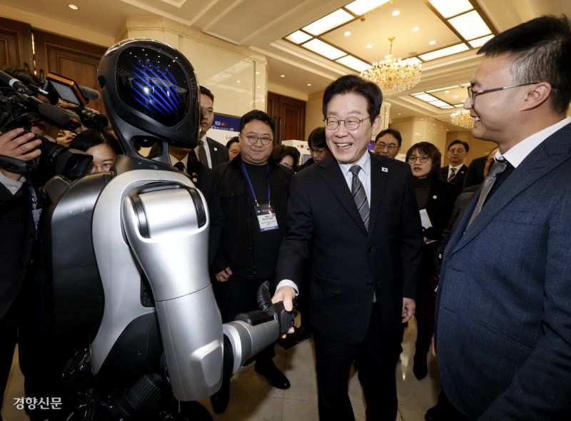 중국 휴머노이드 로봇과 악수[포토뉴스]