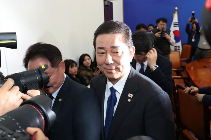 “선제적 탈당을” “윤리심판 결과 봐야”…원내대표 후보들 ‘김병기 거취’ 시각차