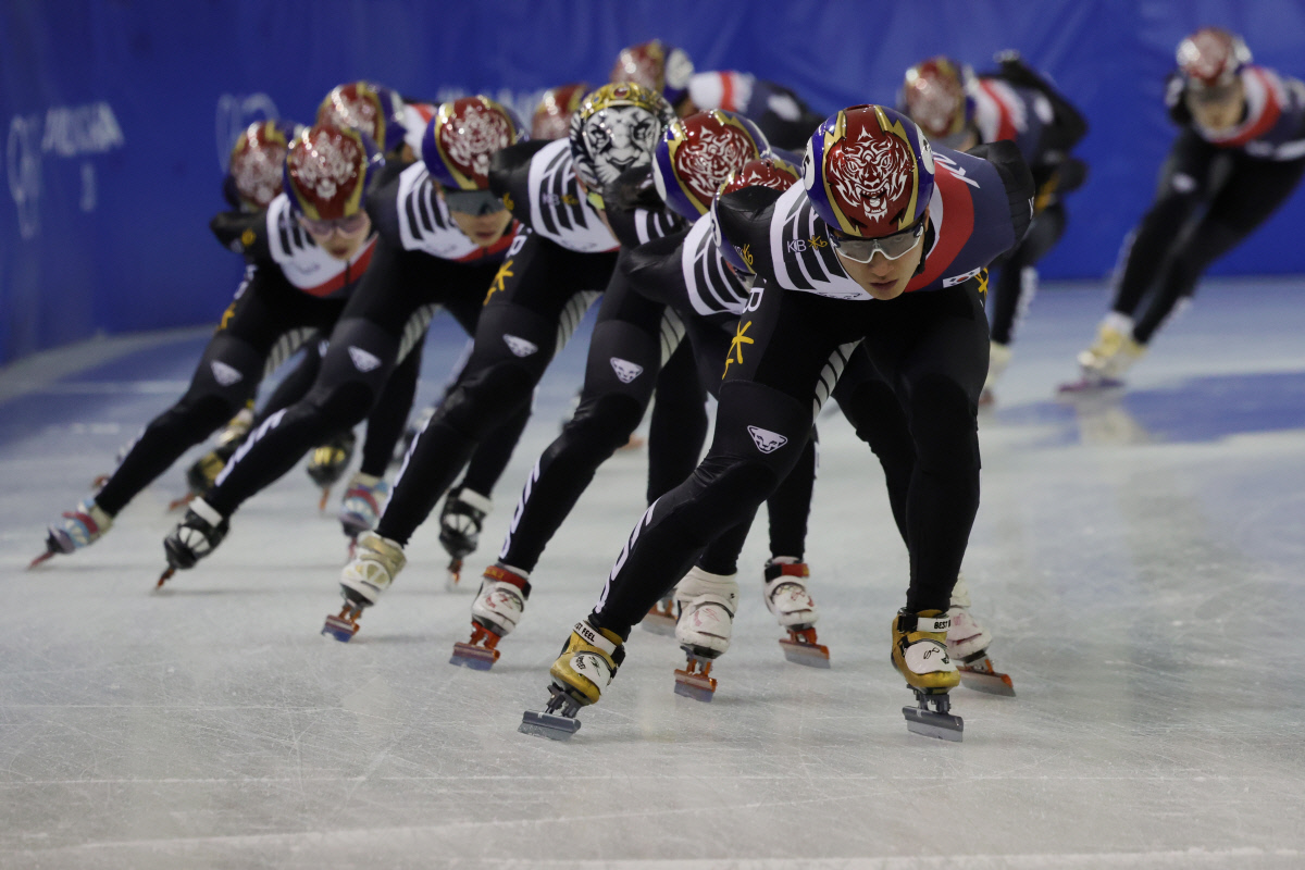 “쇼트트랙, 역대 최강”…‘불미’ 잊고 ‘불패’로