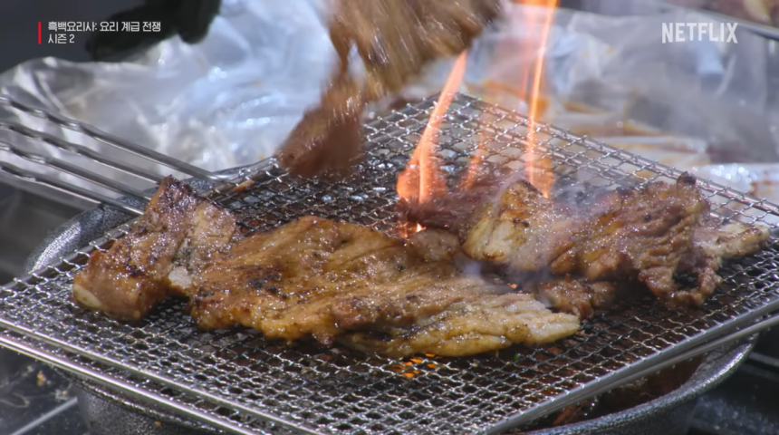 임성근 셰프가 <흑백요리사2>에서 박포갈비를 굽고 있다.넷플릭스 유튜브 갈무리