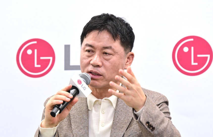 류재철 LG전자 최고경영자(CEO)가 7일(현지시간) 미국 라스베이거스에서 열린 CES 2026에서 기자간담회를 통해 로봇 사업 구상을 밝히고 있다.LG전자 제공