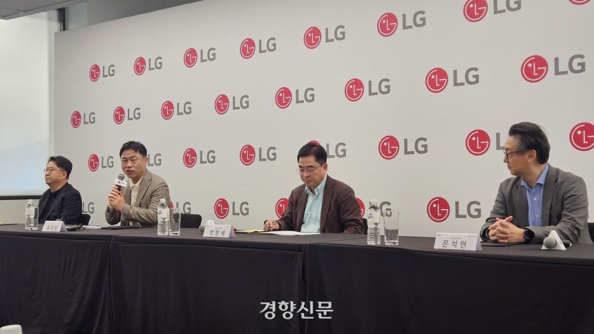 류재철 LG전자 CEO(왼쪽에서 두 번째)가 7일(현지시간) 미국 라스베이거스에서 열린 CES 2026에서 국내 취재진과 만나 간담회를 하고 있다.최민지 기자