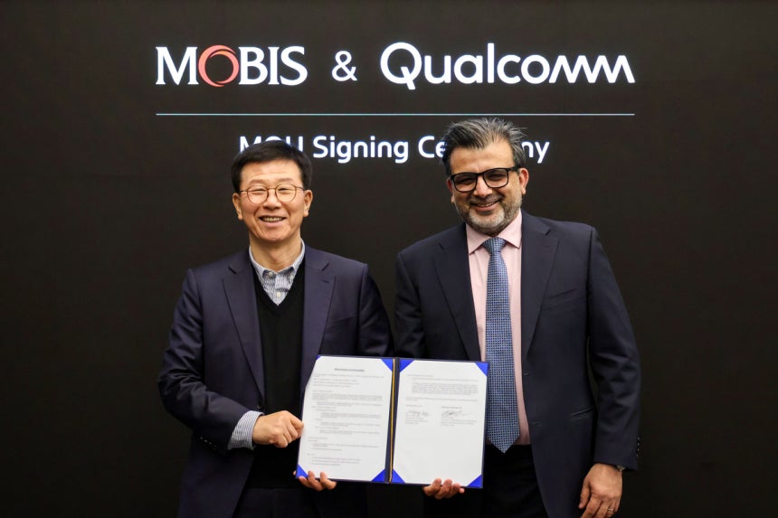 세계 최대 정보통신(IT) 전시회‘CES 2026’이튿날인 7일(현지시간) 미국 라스베이거스 컨벤션센터(LVCC) 현대모비스 부스에서 정수경 현대모비스 전장BU 부사장(왼쪽)과 나쿨 두갈 퀄컴 총괄부사장이 업무협