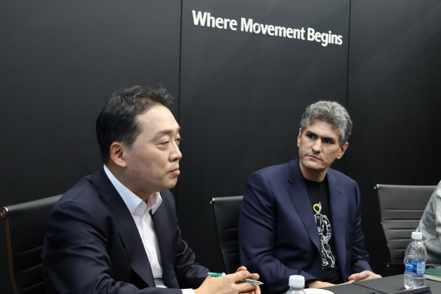 세계 최대 정보통신(IT) 전시회‘CES 2026’이튿날인 7일(현지시간) 미국 라스베이거스 컨벤션센터(LVCC) 현대모비스 비즈니스 미팅룸에서 오세욱 현대모비스 상무(왼쪽)과 잭 재코우스키 보스턴다이내믹스 아틀