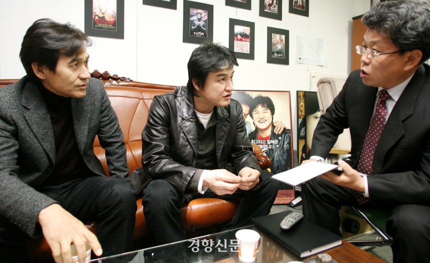 2007년 1월 3일 고 안성기,박중훈과 인터뷰 중인 배장수 경향신문 기자(현 부천국제판타스틱영화제 부집행위원장).경향신문 자료사진