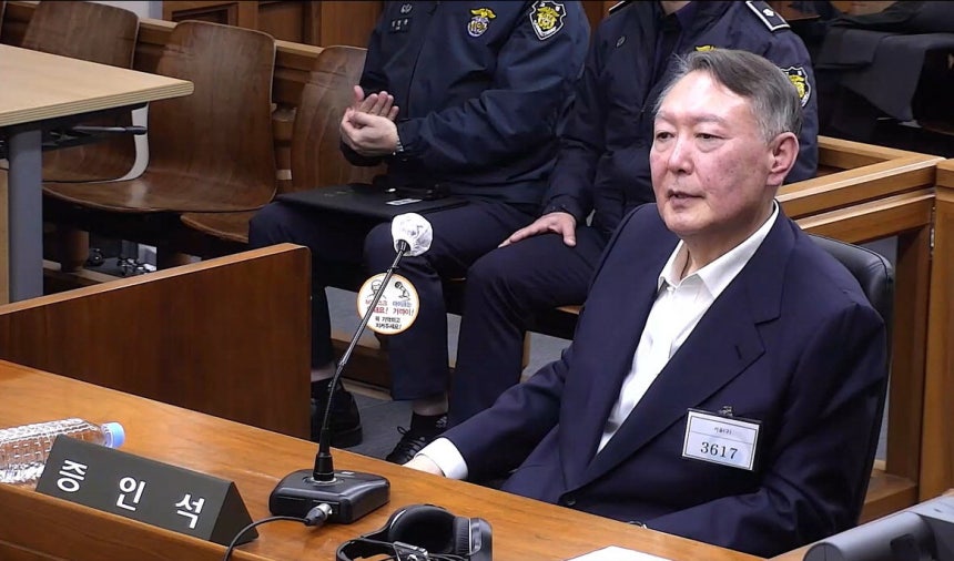 12·3 불법계엄 내란 우두머리 혐의로 구속 기소된 윤석열 전 대통령이 19일 서울중앙지법에서 열린 한덕수 전 국무총리의 내란 우두머리 방조 등 혐의 재판에 증인에 출석해 발언하고 있다.서울중앙지방법원 제공