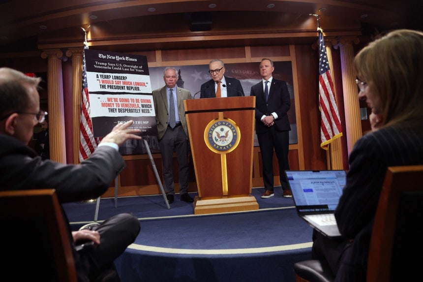 8일 미국 워싱턴 국회의사당에서 열린 베네수엘라 전쟁 권한 결의안 관련 기자회견에서 민주당의 팀 케인 상원의원(왼쪽부터),척 슈머 원내대표,애덤 쉬프 상원의원이 답변하고 있다.AFP연합뉴스