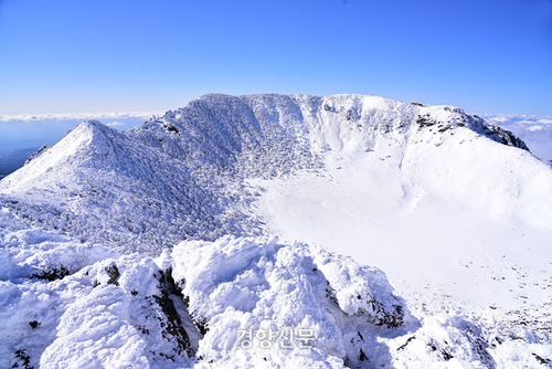 눈 쌓인 한라산 백록담.제주도 제공