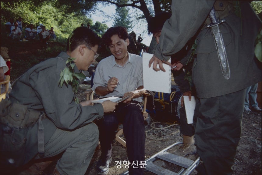 1995년,배우 안성기가 영화 <태백산맥> 촬영 현장에서 사인해주고 있다.경향신문 자료사진