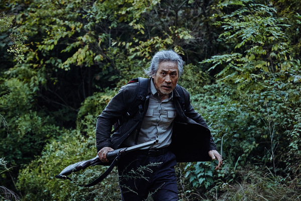 영화 <사냥>에서 배우 안성기의 모습.한국영상자료원 제공