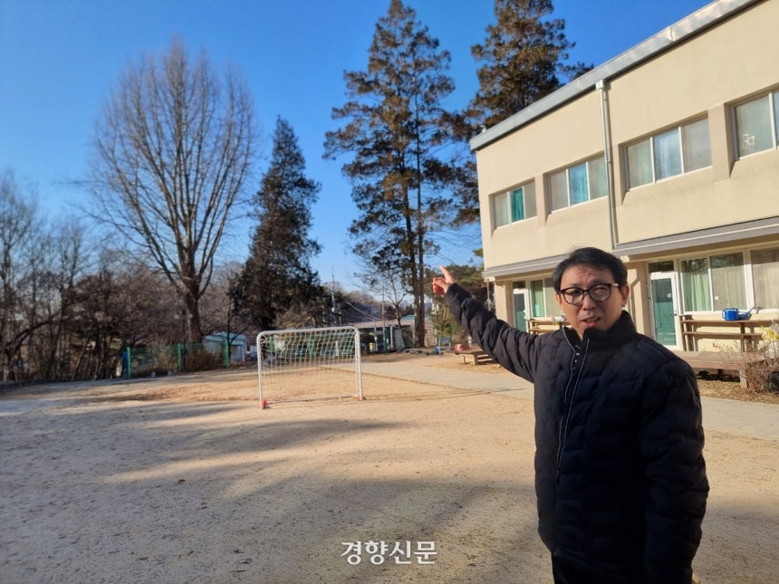 이소현 고양자유학교 운영위원장이 지난 1월 5일 경기 고양자유학교 운동장에서 학교에 대해 설명하고 있다.이호준 기자