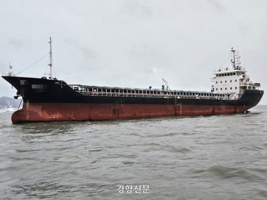 11일 전남 목포항을 출항해 중국으로 향하던 화물선이 신안 천사대교 교각과 충돌했다.화물선에는 14명이 타고 있었지만 인명피해는 발생하지 않았다.목포해경 제공.