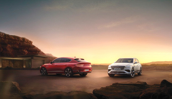 현대자동차 제네시스의 SUV 모델인 GV80(왼쪽)과 GV80 쿠페.제네시스 제공