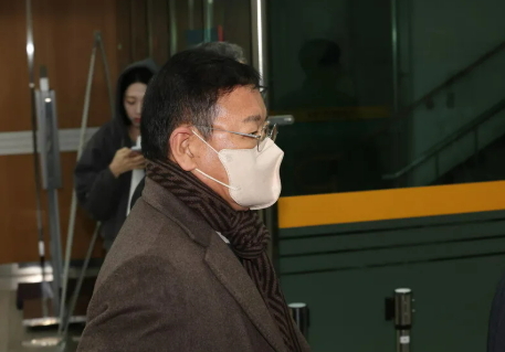 안부수 아태평화교류협회장이 지난달 10일 서울 서초구 서울중앙지법에서 열린 구속 전 피의자 심문(영장실질심사)에 출석하고 있다.연합뉴스