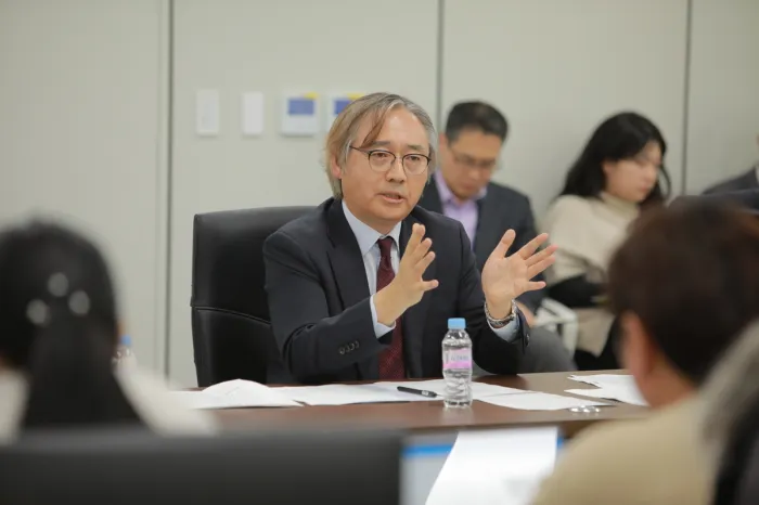 박찬운 검찰개혁추진단 자문위원장이 4일 정부서울청사 창성동별관에서 기자간담회를 하고 있다. 검찰개혁추진단 제공