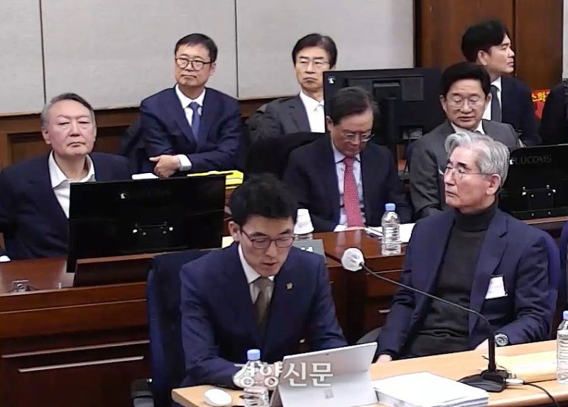 지귀연 재판장님, ‘프로’는 끌려다니지 않습니다[김민아 칼럼]