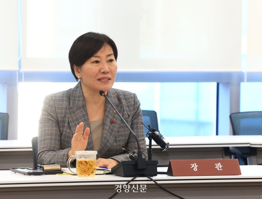 송미령 농림축산식품부 장관이 12일 정부세종청사에서 열린 기자 간담회에서 발언하고 있다.농식품부 제공