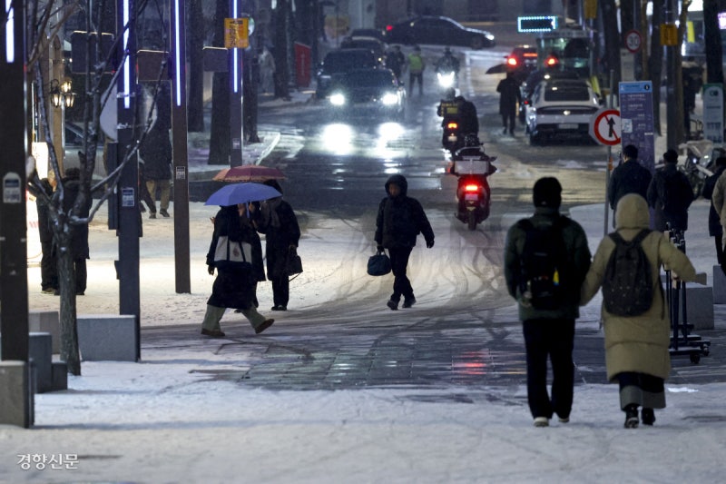 꽁꽁 언 퇴근길[포토뉴스]